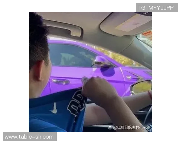 梅西印度之行迸发骚乱…椅子水瓶横飞,球迷花1.2万连脸也看不到 梅西印度之行迸发骚乱…椅子水瓶横飞,球迷花1.2万连脸也看不到